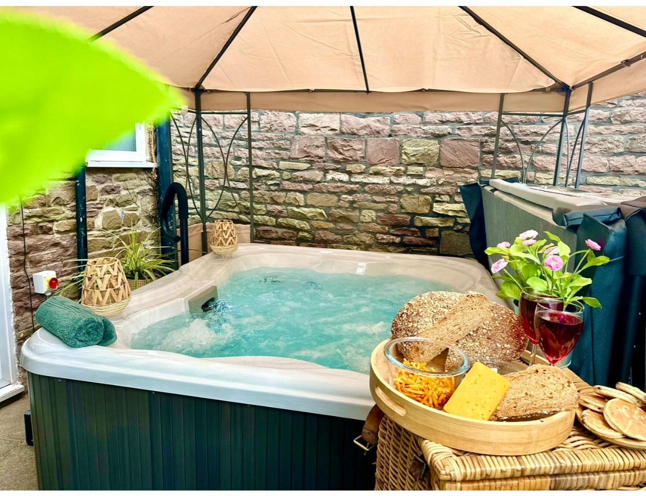*Brecon Beacons,Log Burner, Hot Tub Dogs Welcome* كريكهاوْل المظهر الخارجي الصورة