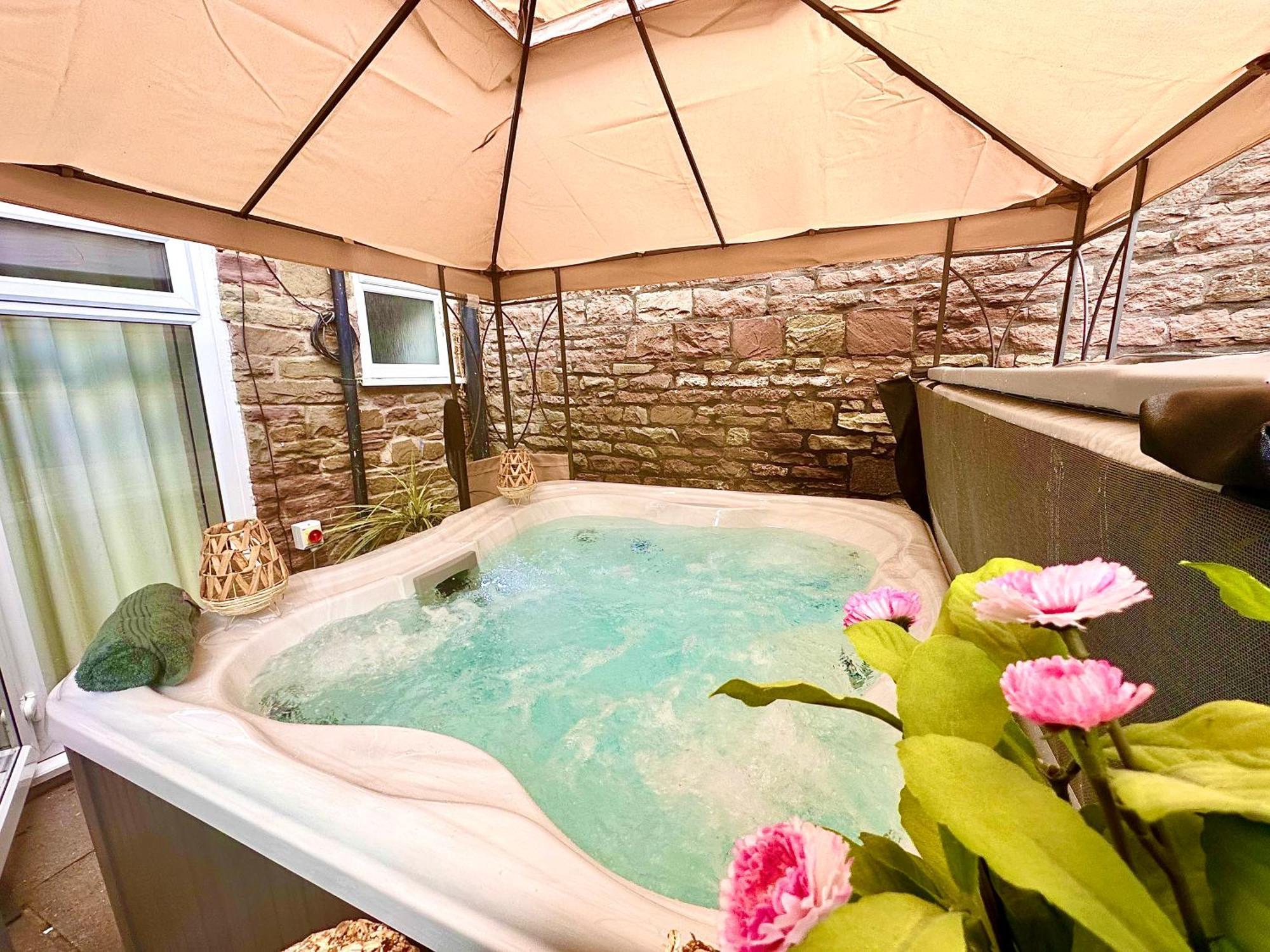 *Brecon Beacons,Log Burner, Hot Tub Dogs Welcome* كريكهاوْل المظهر الخارجي الصورة