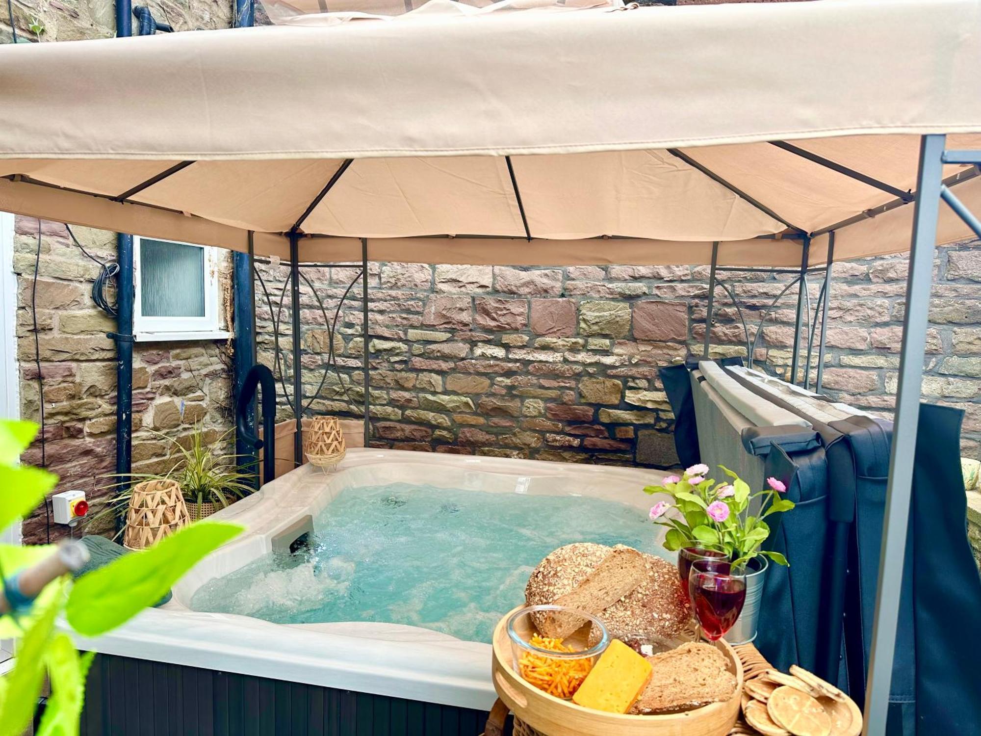 *Brecon Beacons,Log Burner, Hot Tub Dogs Welcome* كريكهاوْل المظهر الخارجي الصورة